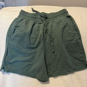 Sporty loose shorts